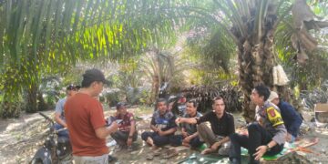 Polsek Kerumutan Sambangi Warga Desa Lipat Bulan, Sampaikan Pesan Kamtibmas dan Sosialisasi Ketahanan Pangan