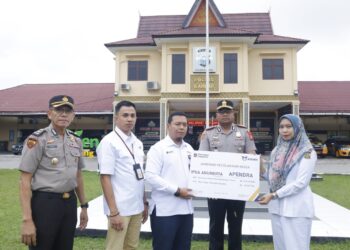 Kapolres Kampar Menyaksikan Penyerahan Santunan, PT. Asabri Dan Bank Mandiri Taspen Beri Perhatian Kepada Keluarga Alm. Ipda Apendra