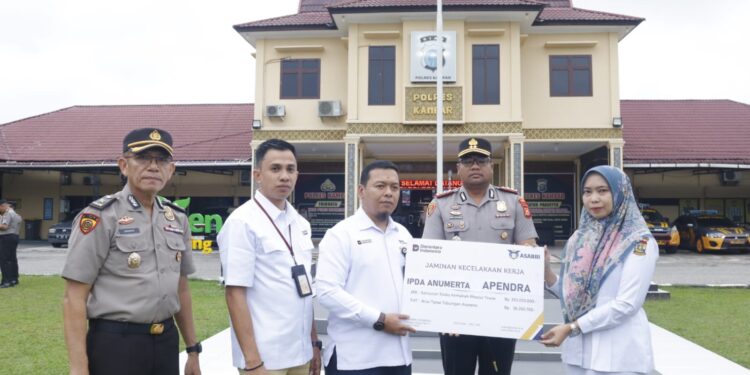 Kapolres Kampar Menyaksikan Penyerahan Santunan, PT. Asabri Dan Bank Mandiri Taspen Beri Perhatian Kepada Keluarga Alm. Ipda Apendra