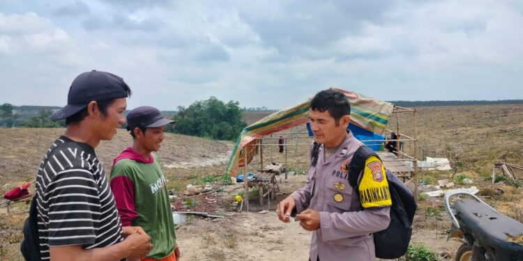 Polsek Kerumutan Tinjau Lahan Pertanian di Desa Tanjung Air Hitam, Dukung Ketahanan Pangan