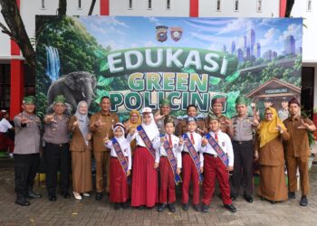 Polda Riau Tanamkan Green Policing ke Pelajar SDN 42 Pekanbaru, Edukasi Lingkungan Sejak Dini