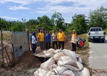 POLISI CINTA PETANI” BERI BANTUAN PUPUK UNTUK BUMDES SENDAYAN, DUKUNG KETAHANAN PANGAN DESA KAMPAR UTARA   