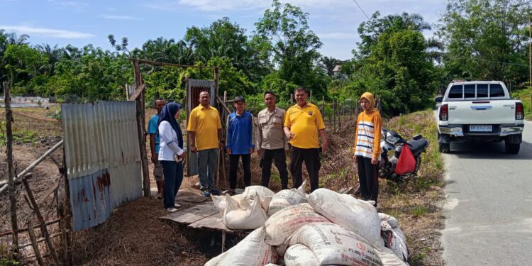 POLISI CINTA PETANI” BERI BANTUAN PUPUK UNTUK BUMDES SENDAYAN, DUKUNG KETAHANAN PANGAN DESA KAMPAR UTARA   