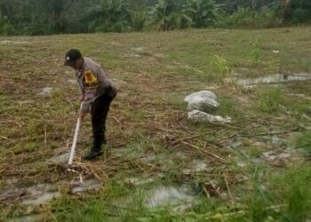 Polsek Pangkalan Kerinci Laksanakan Pembersihan Lahan Astacita untuk Persiapan Tanam Jagung Pipil