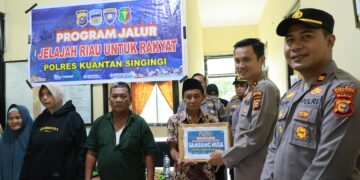 Program Jalur Jelajah Riau Untuk Rakyat, Polres Kuansing Berikan Pelayanan Kesehatan dan Bansos di Desa Pulau Jambu