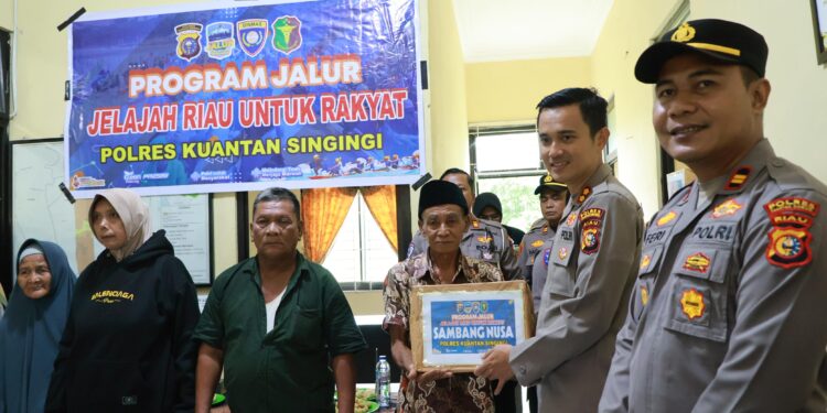 Program Jalur Jelajah Riau Untuk Rakyat, Polres Kuansing Berikan Pelayanan Kesehatan dan Bansos di Desa Pulau Jambu