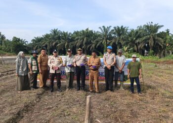 “Polsek Perhentian Raja Garap 0,5 Hectare Lahan Untuk Penanaman Jagung Pipil – Dukung Swasembada Pangan 2026 Bersama Kelompok Tani”