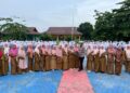 SATLANTAS POLRES KAMPAR GELAR PGTS DAN GREEN POLICING DI SMK KESEHATAN & PARIWISATA – BERI EDUKASI LALU LINTAS, BIBIT TANAMAN, DAN HELM”