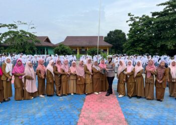 SATLANTAS POLRES KAMPAR GELAR PGTS DAN GREEN POLICING DI SMK KESEHATAN & PARIWISATA – BERI EDUKASI LALU LINTAS, BIBIT TANAMAN, DAN HELM”