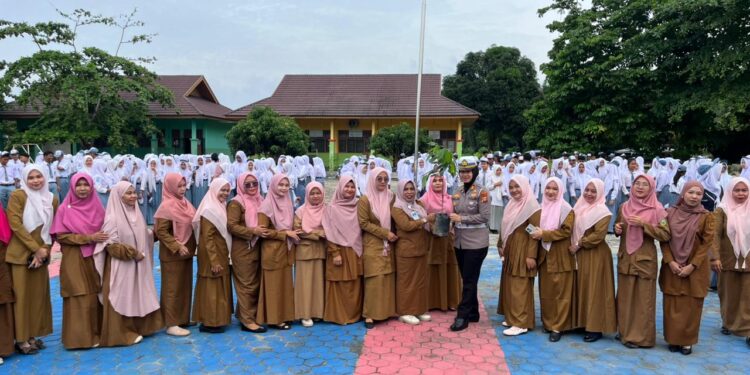 SATLANTAS POLRES KAMPAR GELAR PGTS DAN GREEN POLICING DI SMK KESEHATAN & PARIWISATA – BERI EDUKASI LALU LINTAS, BIBIT TANAMAN, DAN HELM”