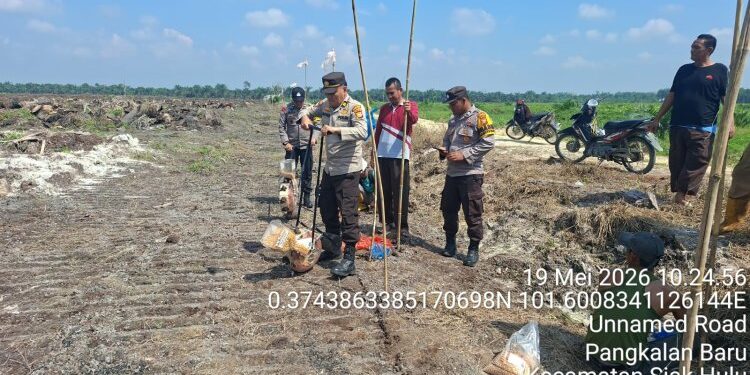Dukung Swasembada Pangan 2026, Empat Personel Polsek Siak Hulu Cek Penanaman Jagung Kuartal II di Lahan KOPPSA-M”