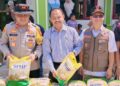 Ketua DPRK Dampingi Bupati Salurkan Bantuan Presiden Dan Cek Huntara Di Sekerak