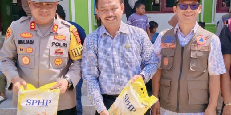 Ketua DPRK Dampingi Bupati Salurkan Bantuan Presiden Dan Cek Huntara Di Sekerak