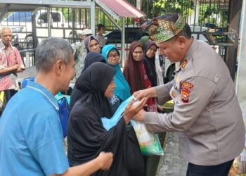 JUMAT BAROKAH BERBAGI REJEKI – POLSEK KAMPAR SERAHKAN SEMBAKO KE DESA PULAU TINGGI”
