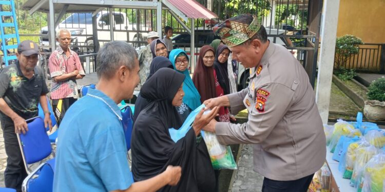 JUMAT BAROKAH BERBAGI REJEKI – POLSEK KAMPAR SERAHKAN SEMBAKO KE DESA PULAU TINGGI”