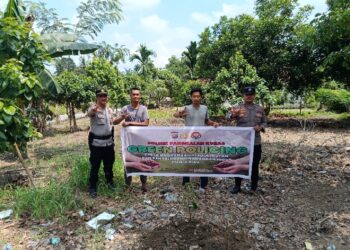 Polres Pelalawan Tanam Bibit Manggis, Dorong Program Green Policing di Pangkalan Kuras