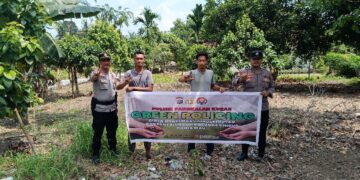 Polres Pelalawan Tanam Bibit Manggis, Dorong Program Green Policing di Pangkalan Kuras