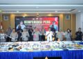 Kapolda Sulsel Pimpin Konferensi Pers, Pengungkapan Kejahatan Jalanan Puluhan TSK Dan Barang Bukti Di amankan