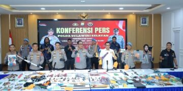 Kapolda Sulsel Pimpin Konferensi Pers, Pengungkapan Kejahatan Jalanan Puluhan TSK Dan Barang Bukti Di amankan