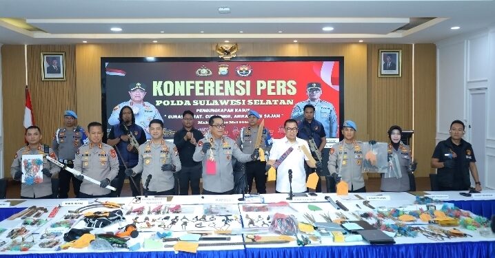 Kapolda Sulsel Pimpin Konferensi Pers, Pengungkapan Kejahatan Jalanan Puluhan TSK Dan Barang Bukti Di amankan